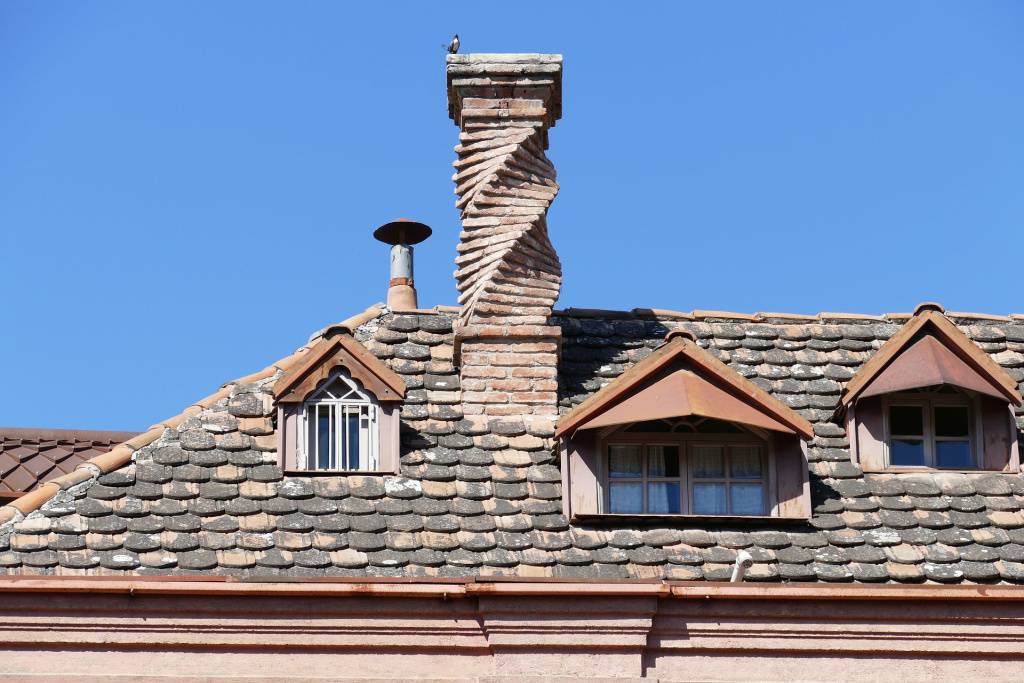  дымохода печной трубы из кирпича на крыше частного дома